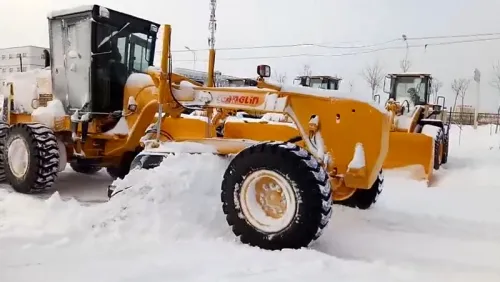 Motoniveladora PY180H para remoção de neve